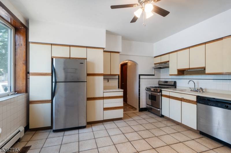 Elizabeth City, NJ 07202,655 4Th Ave