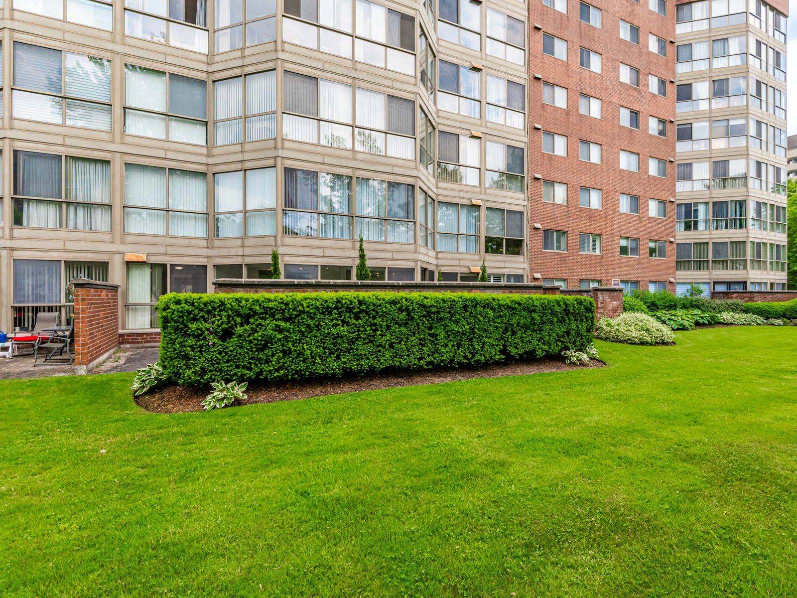 Richmond Hill, ON L4C 8S9,5 Weldrick RD W #113