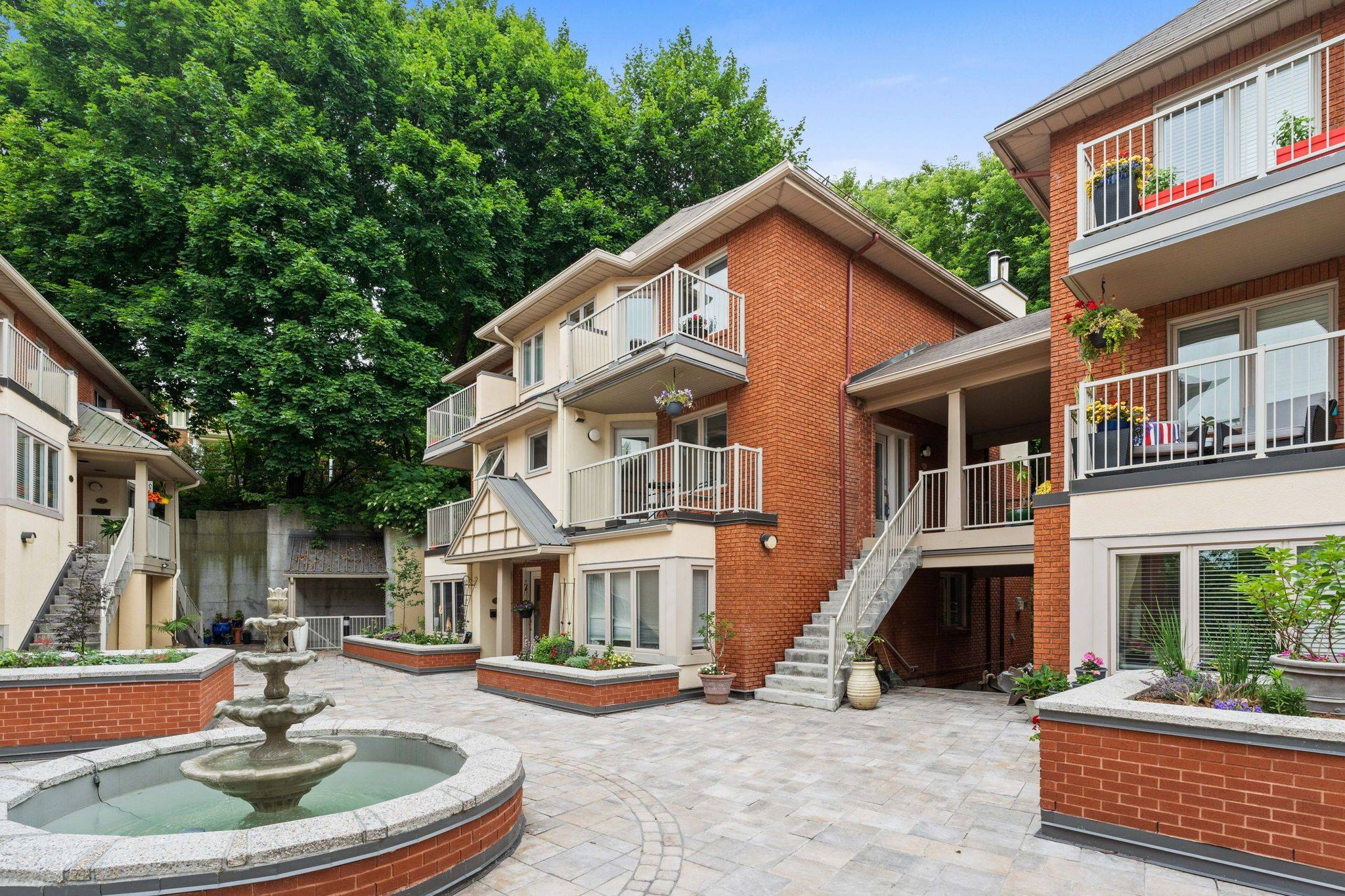 Lower Town - Sandy Hill, ON K1N 9N7,250 Fountain PL #111F