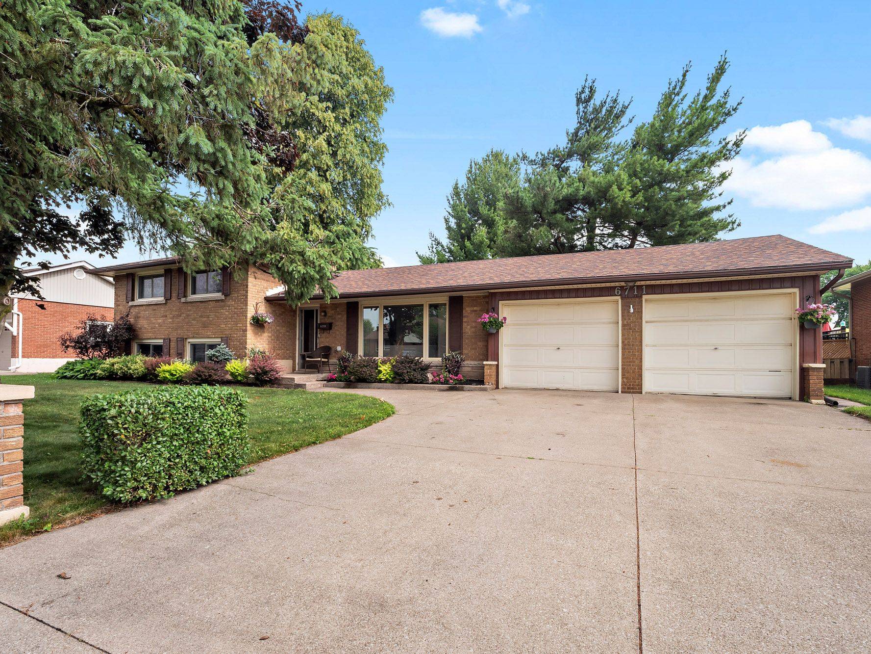 Niagara Falls, ON L2J 1X5,6711 MCMICKING ST