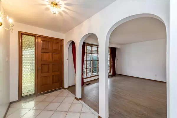 Hamilton, ON L8G 2S8,5 Teak ST