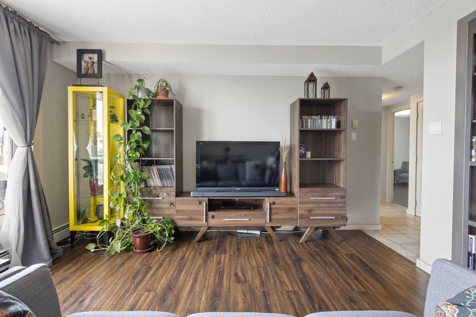 Calgary, AB T2N 2A3,429 14 ST NW #606