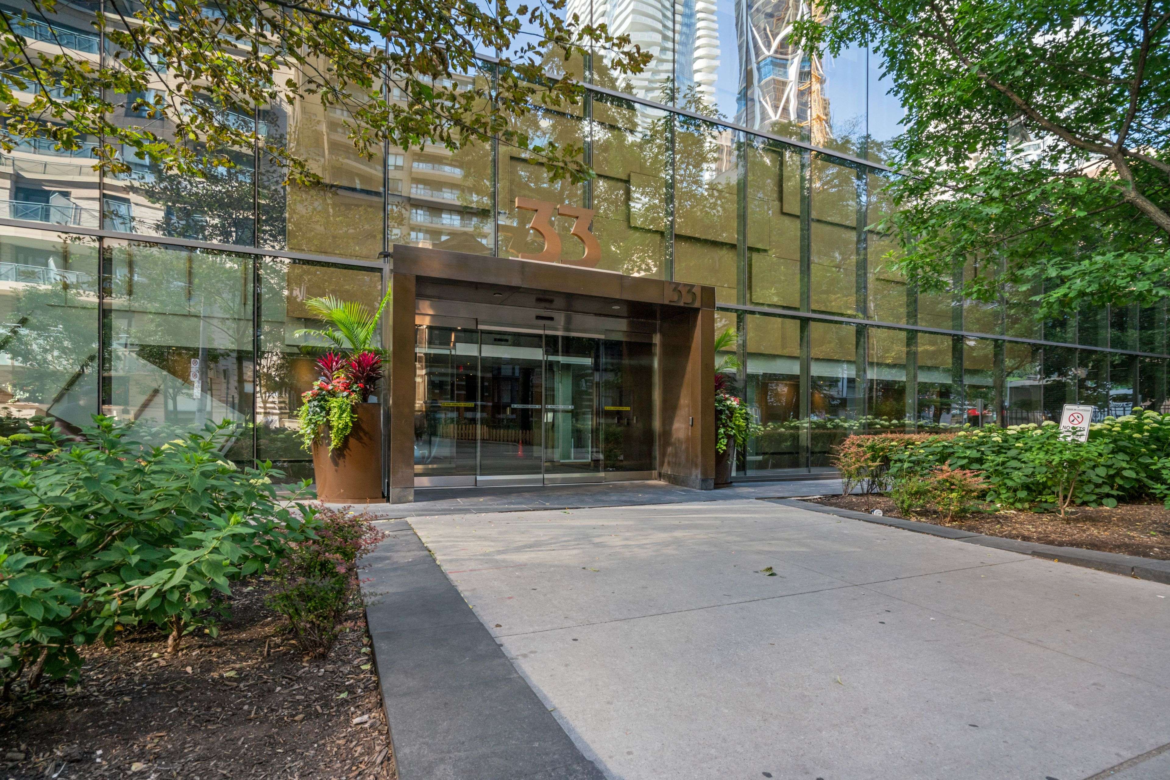 Toronto C08, ON M4Y 1R9,33 Charles ST E #810