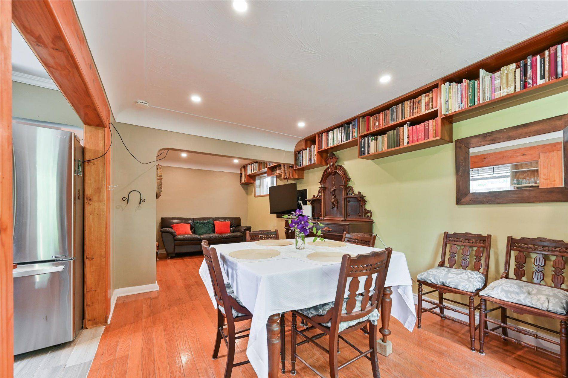 Toronto E03, ON M4C 2X1,982 Cosburn AVE