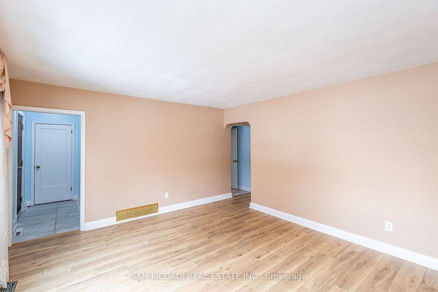 Oakville, ON L6K 1W8,125 Inglewood DR