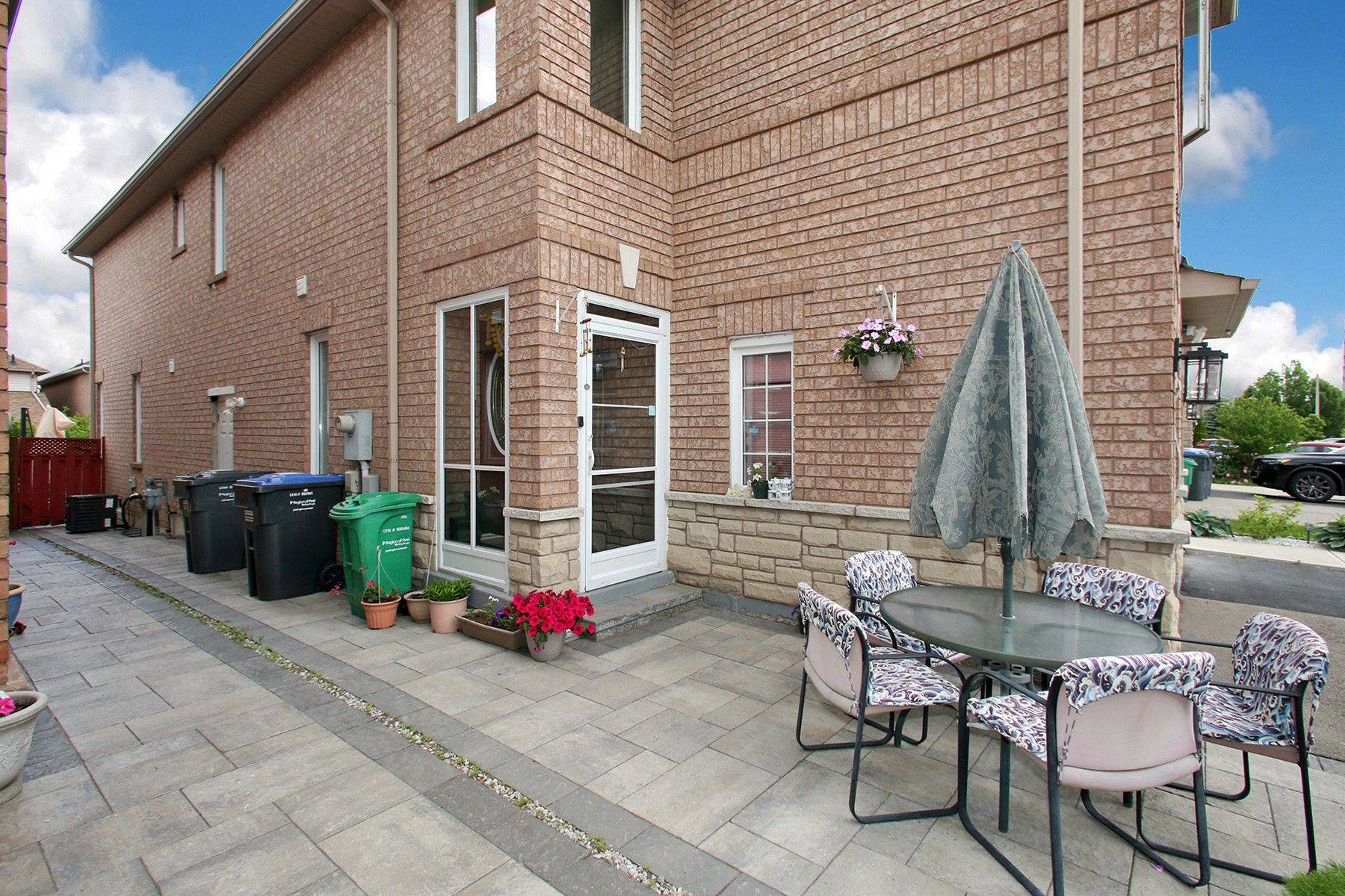 Mississauga, ON L5V 2N4,1123 Foxglove PL