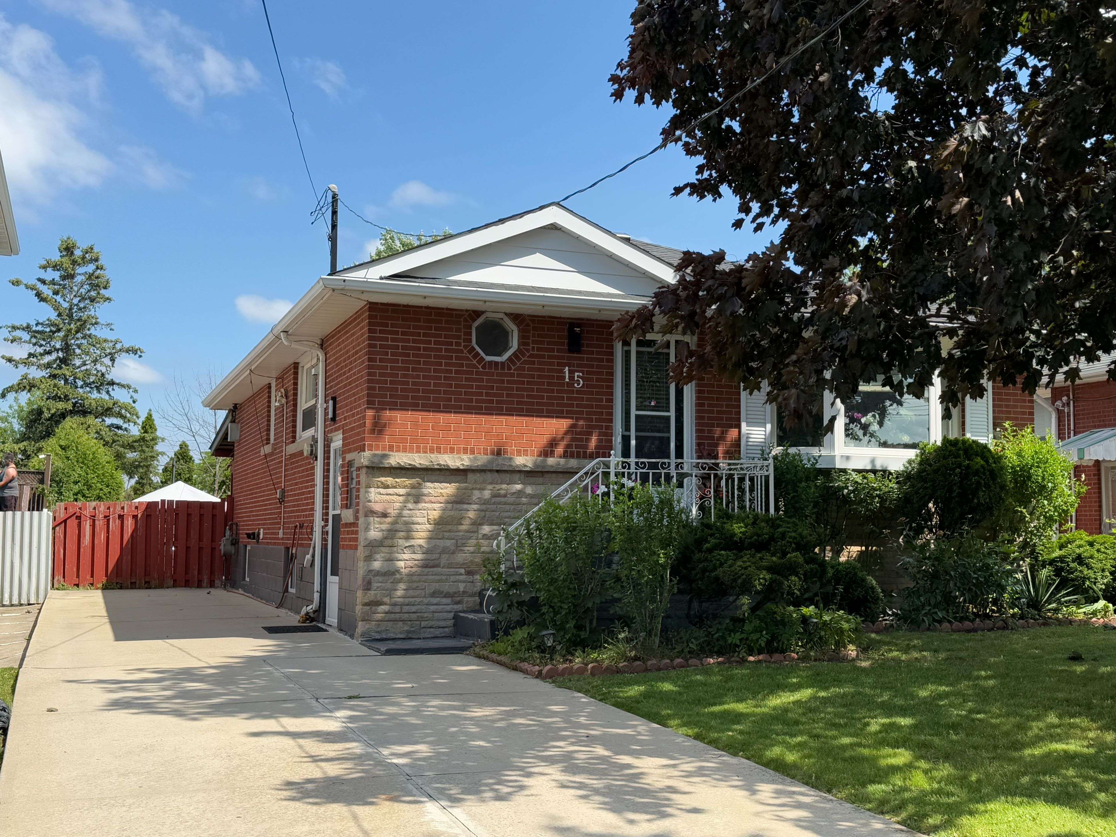 Hamilton, ON L9A 4T1,15 Jellicoe CT E