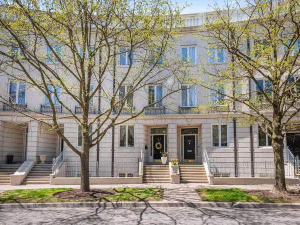 220 Walmer RD, Toronto C02, ON M5R 3R7