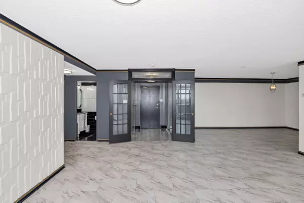 Ottawa Centre, ON K1R 5E1,500 Laurier AVE W #908