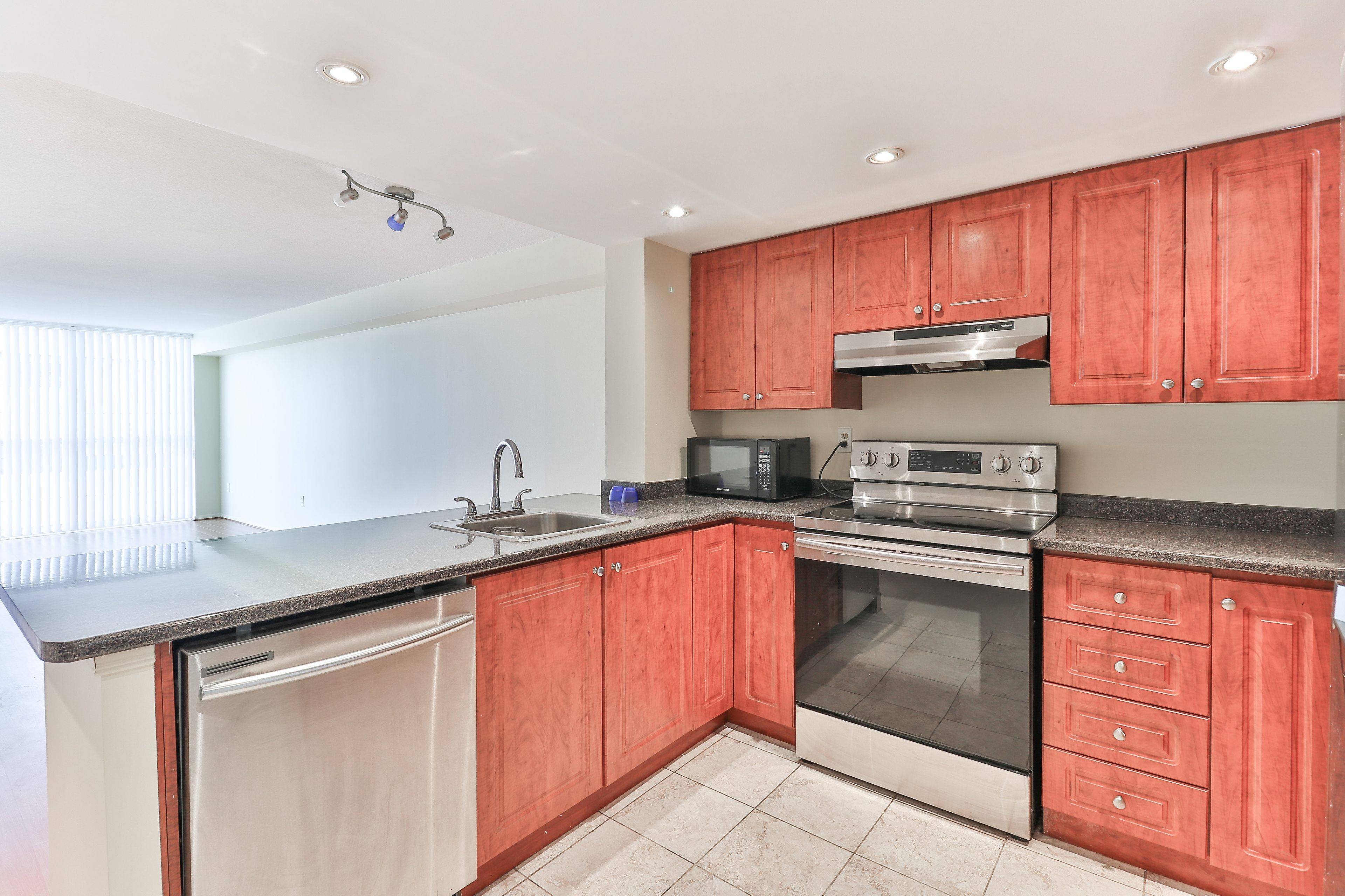 Toronto C01, ON M5V 2W8,705 King ST W #814