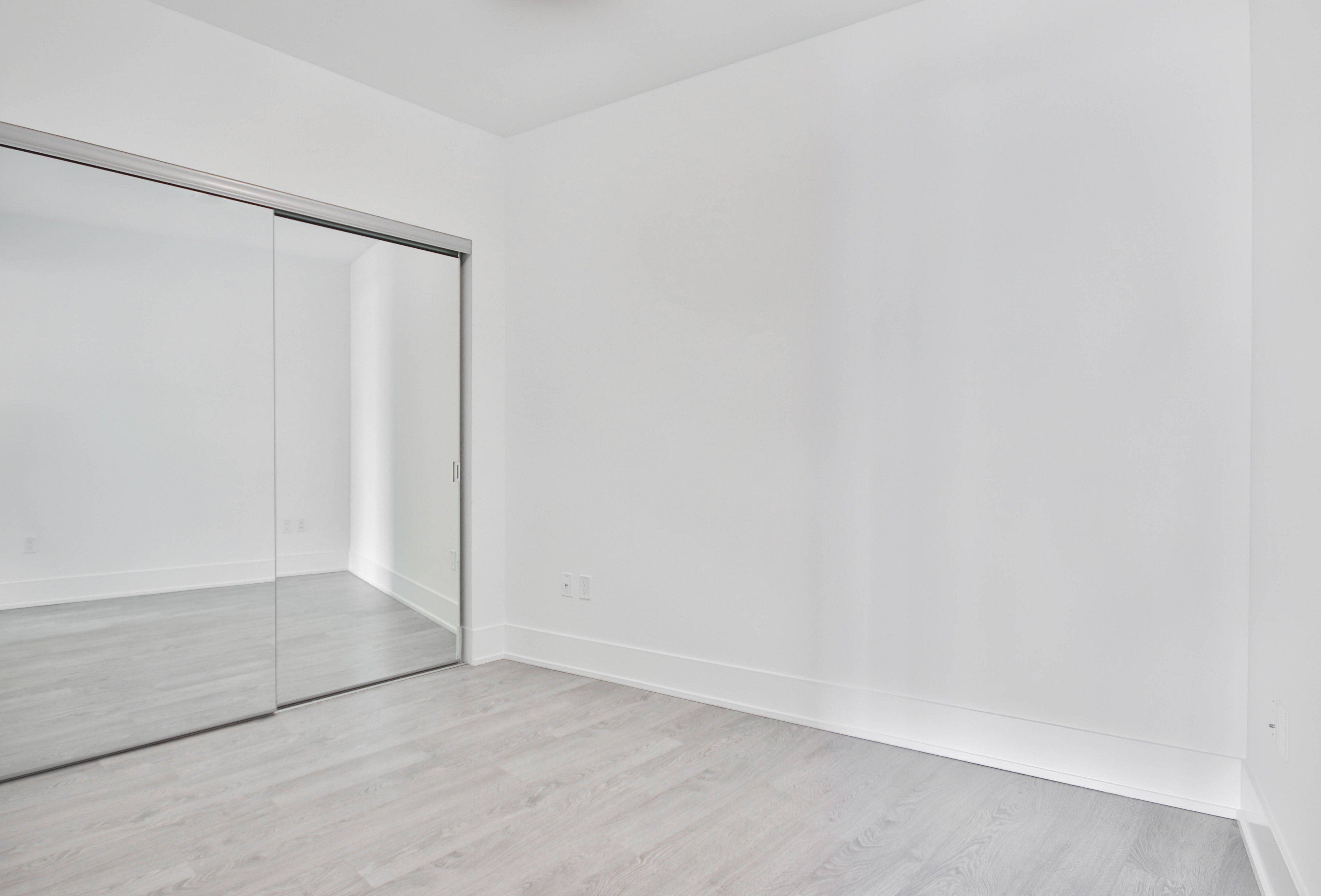 Toronto C01, ON M5J 2Z2,10 York ST #5406