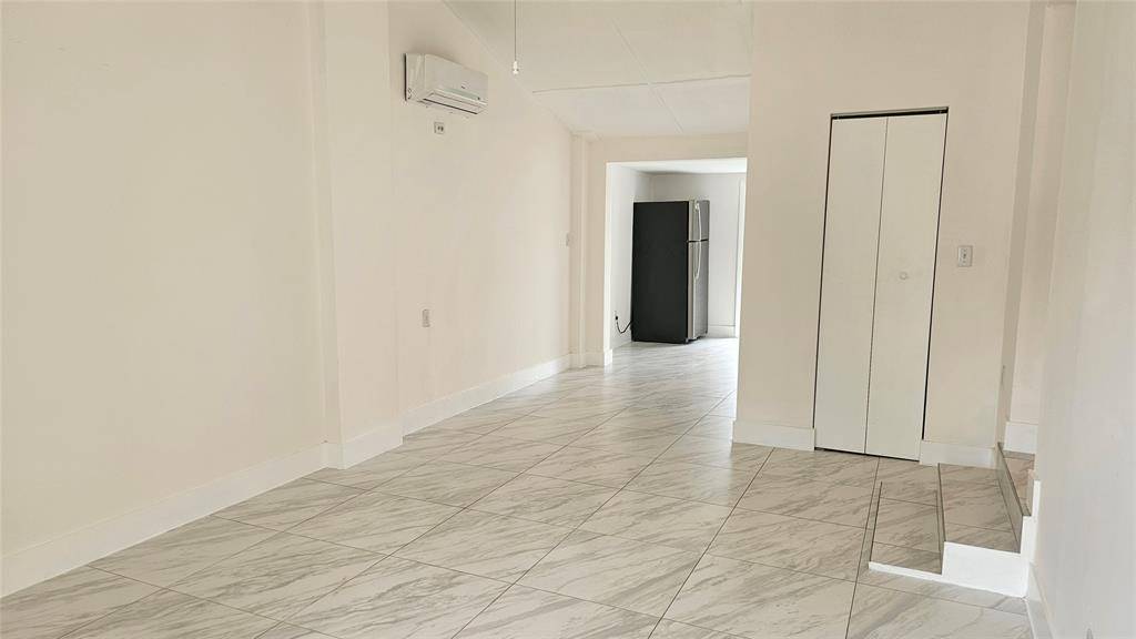 Oakland Park, FL 33334,735 NE 37th St #A