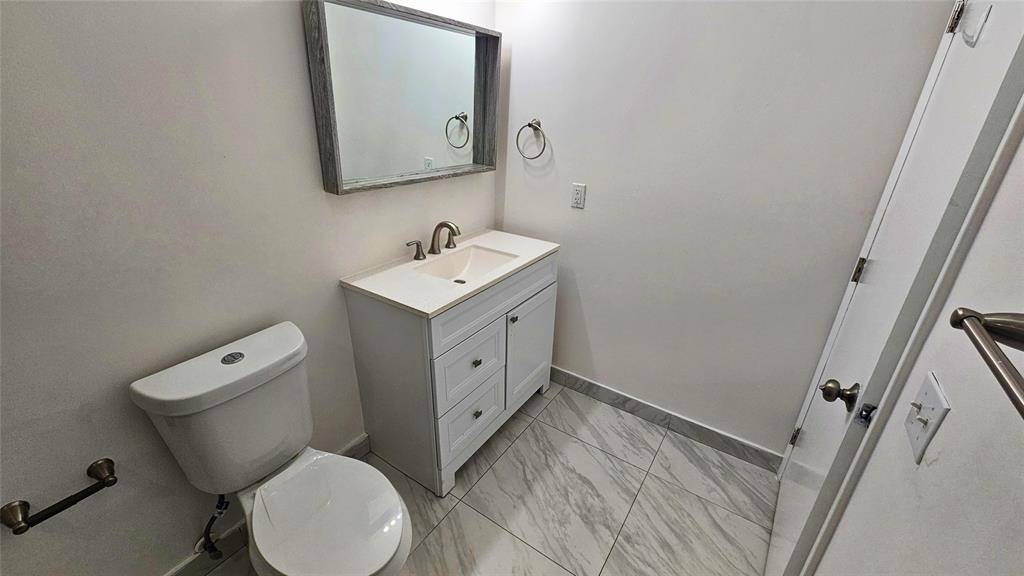 Oakland Park, FL 33334,735 NE 37th St #A