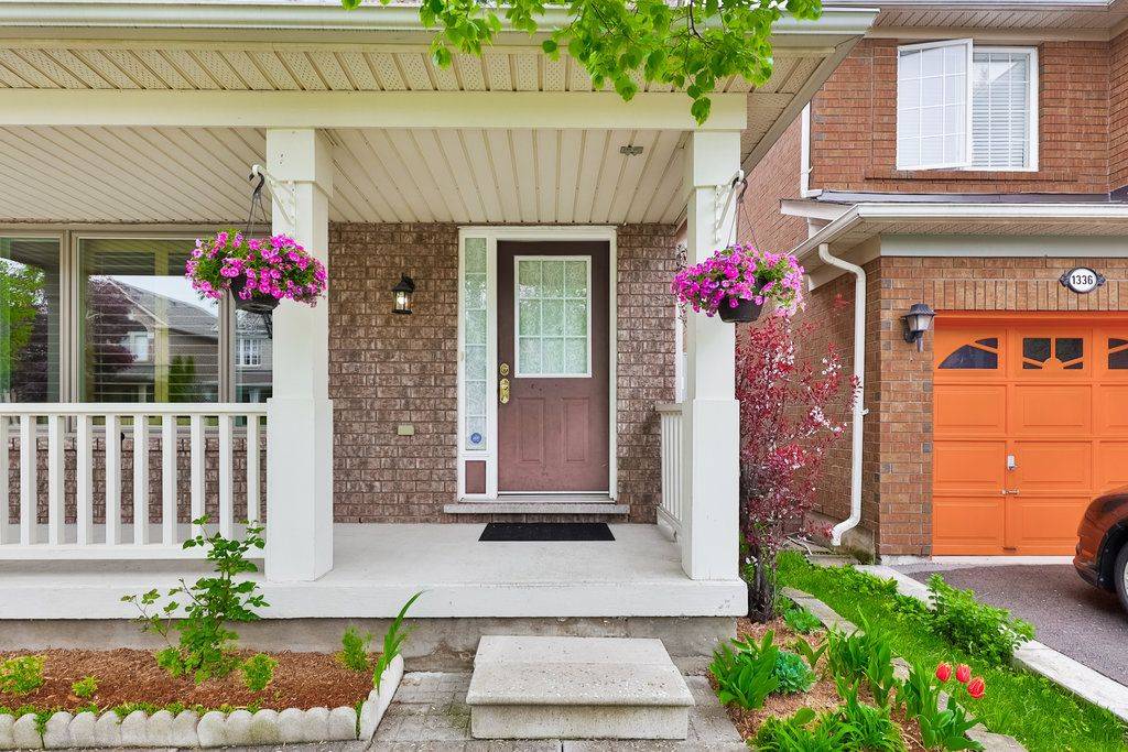 Oakville, ON L6M 4A4,1332 Sagewood CRES