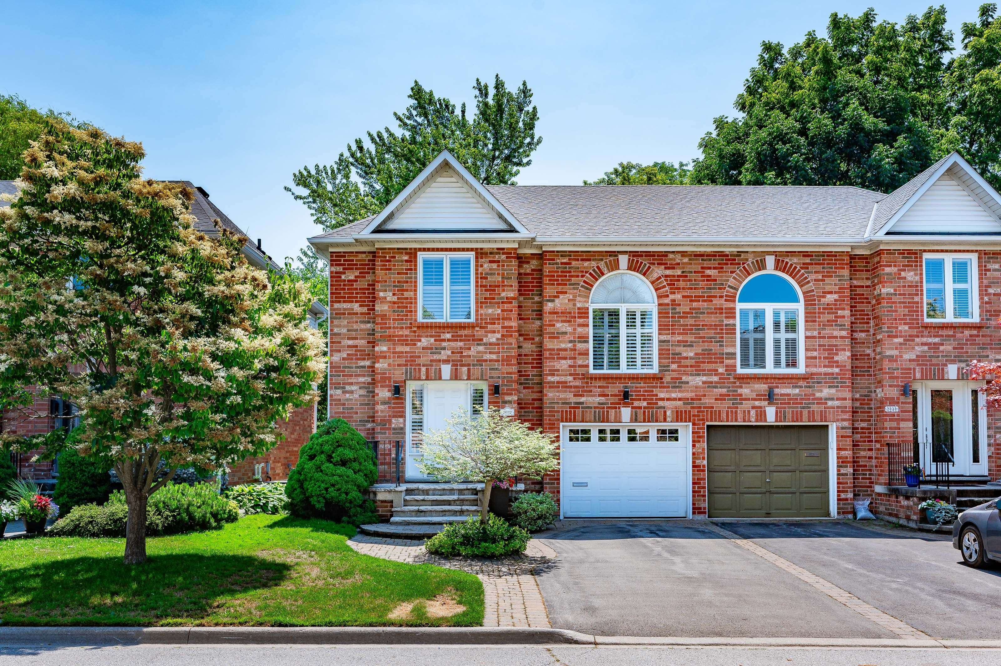 2032 Grovetree LN, Burlington, ON L7R 4V4