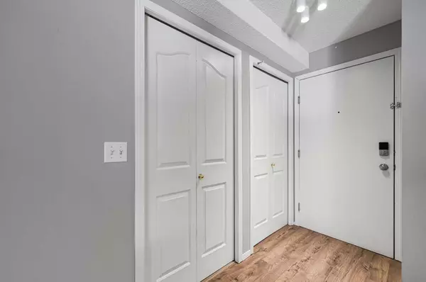 Calgary, AB T2Z 0B4,10 Prestwick Bay Southeast #4209