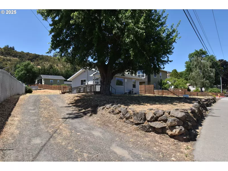 1318 W 10TH ST, The Dalles, OR 97058