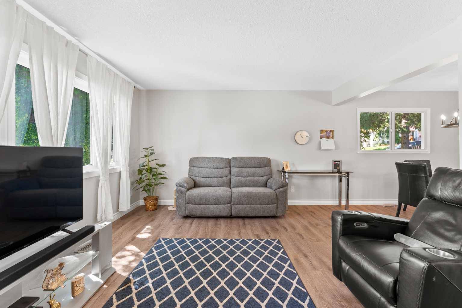 Calgary, AB T2V 2Z4,321 Haddon RD SW
