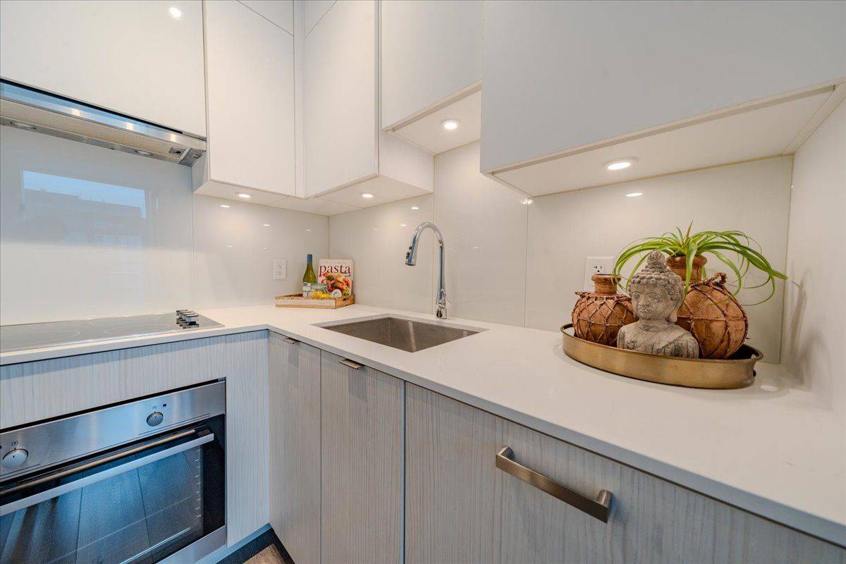 Toronto C10, ON M4P 0E3,195 Redpath AVE #PH12