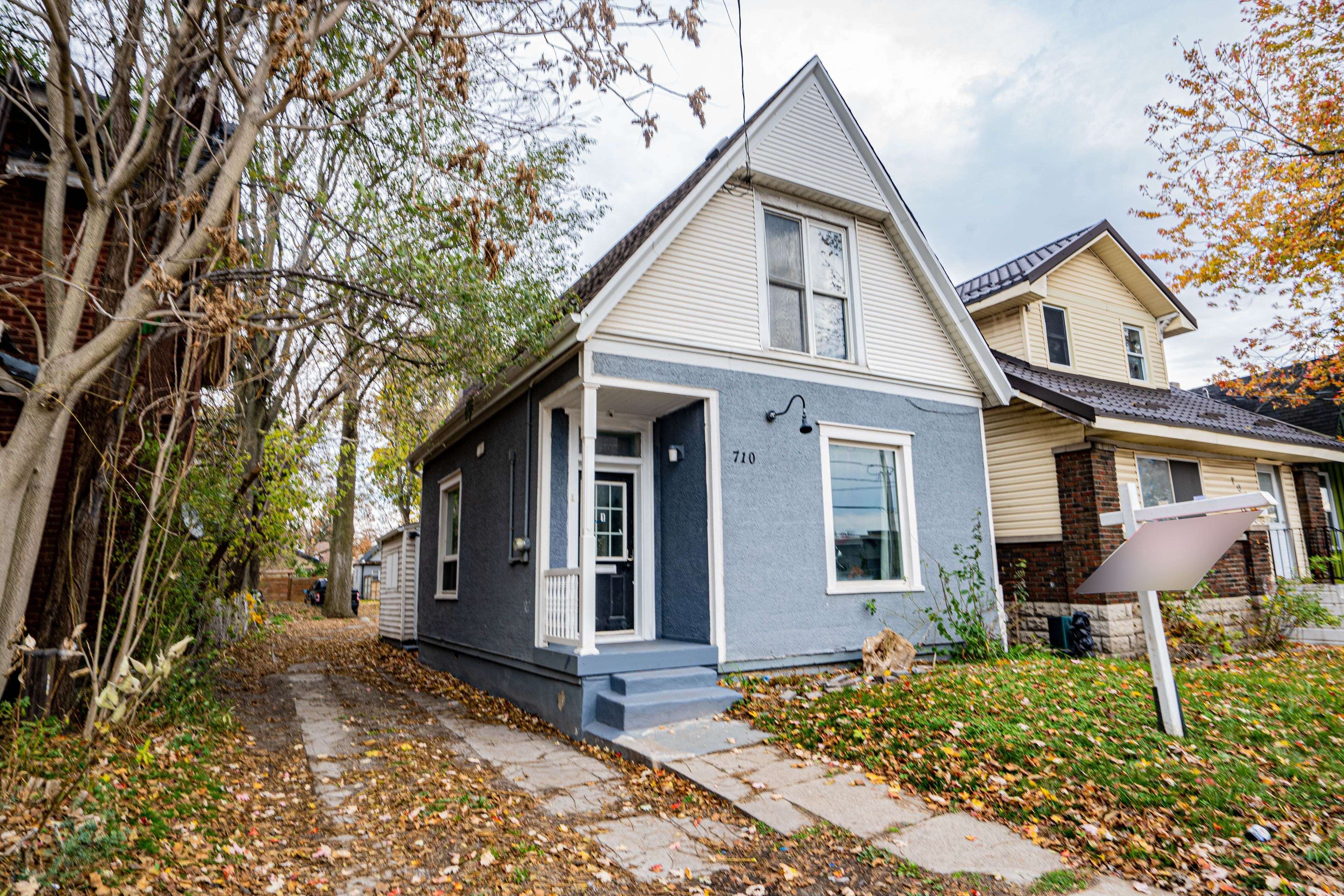 London East, ON N5Y 2L5,710 Adelaide ST N