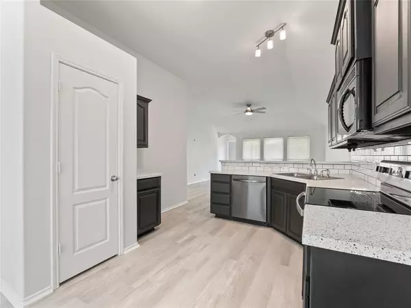 Burleson, TX 76028,912 Hidden Oaks Drive