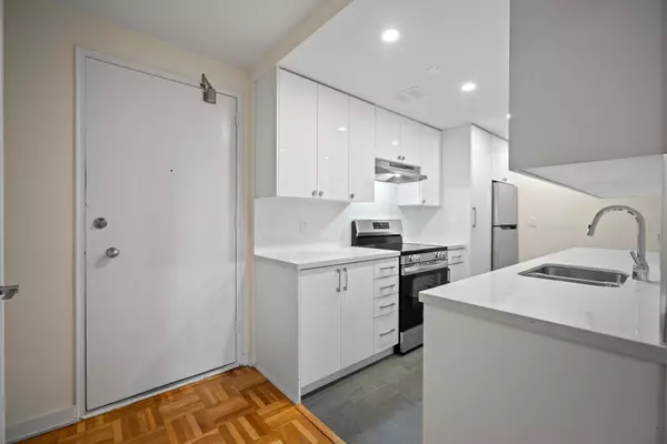 Toronto C10, ON M4S 1C2,165 Balliol ST #207