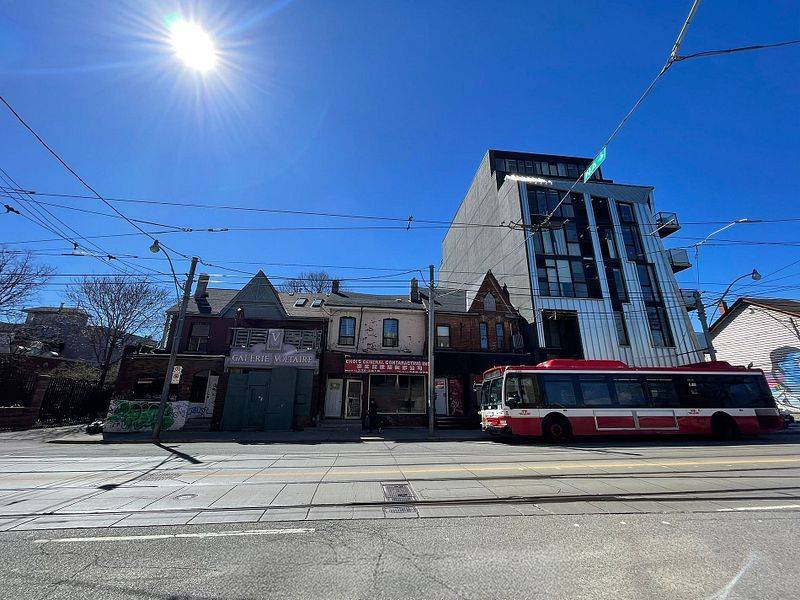 Toronto C01, ON M5T 2R8,198 Bathurst ST