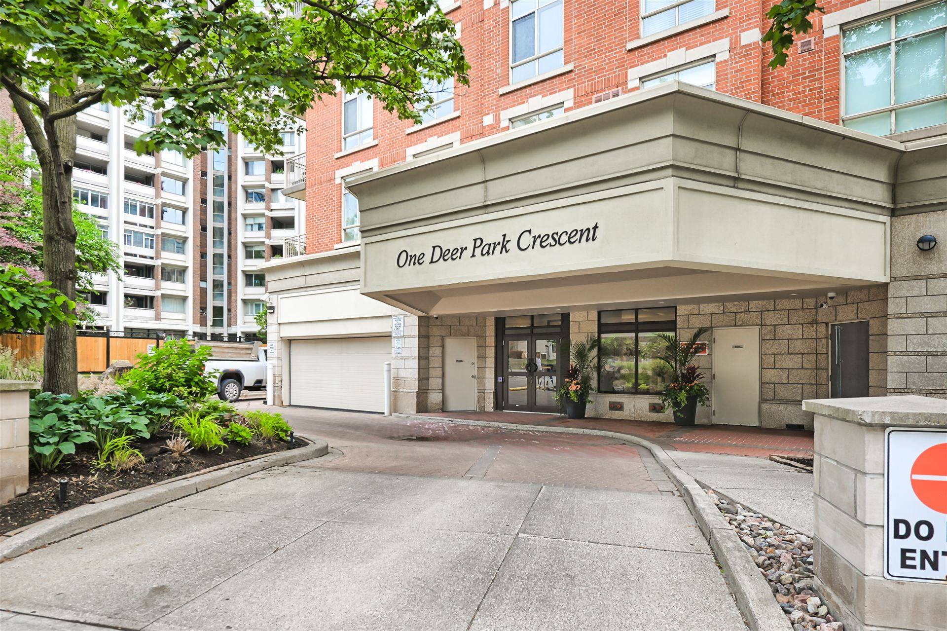 Toronto C02, ON M4V 3C2,1 Deer Park CRES #704