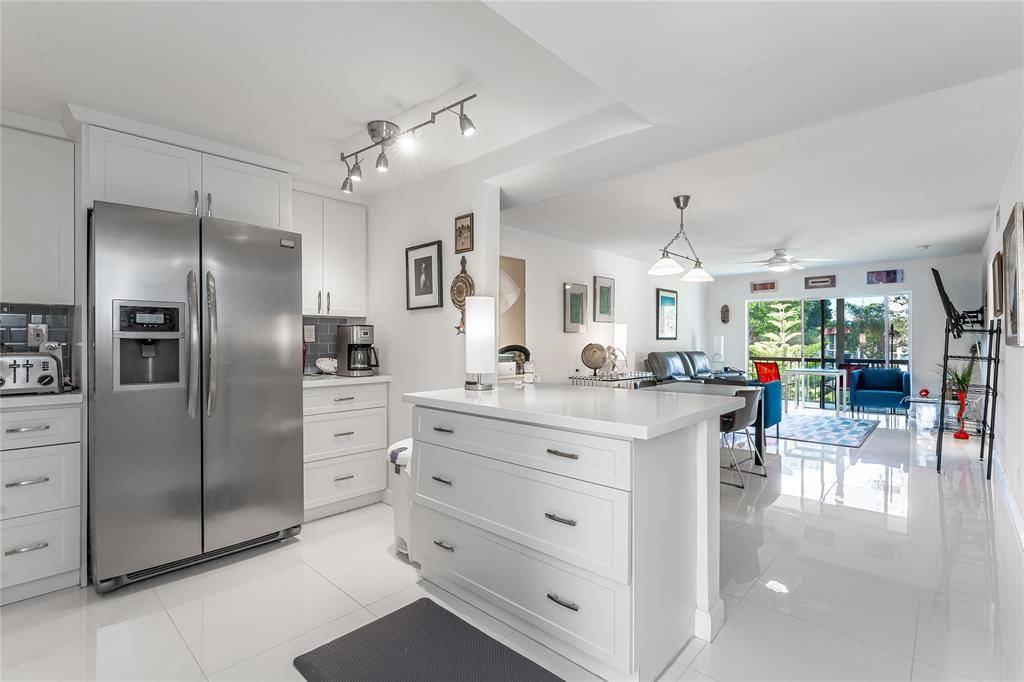 811 S Hollybrook Dr #301, Pembroke Pines, FL 33025