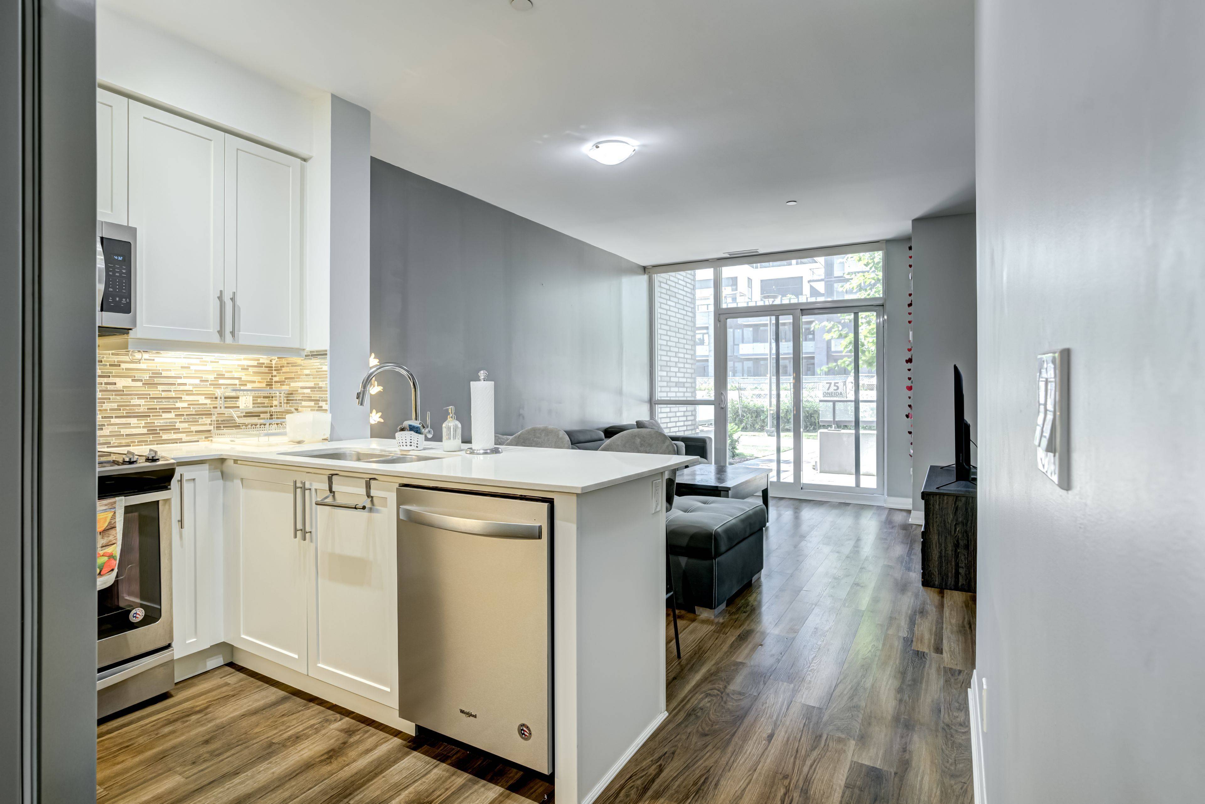 Richmond Hill, ON L4B 0G9,65 Oneida CRES #109