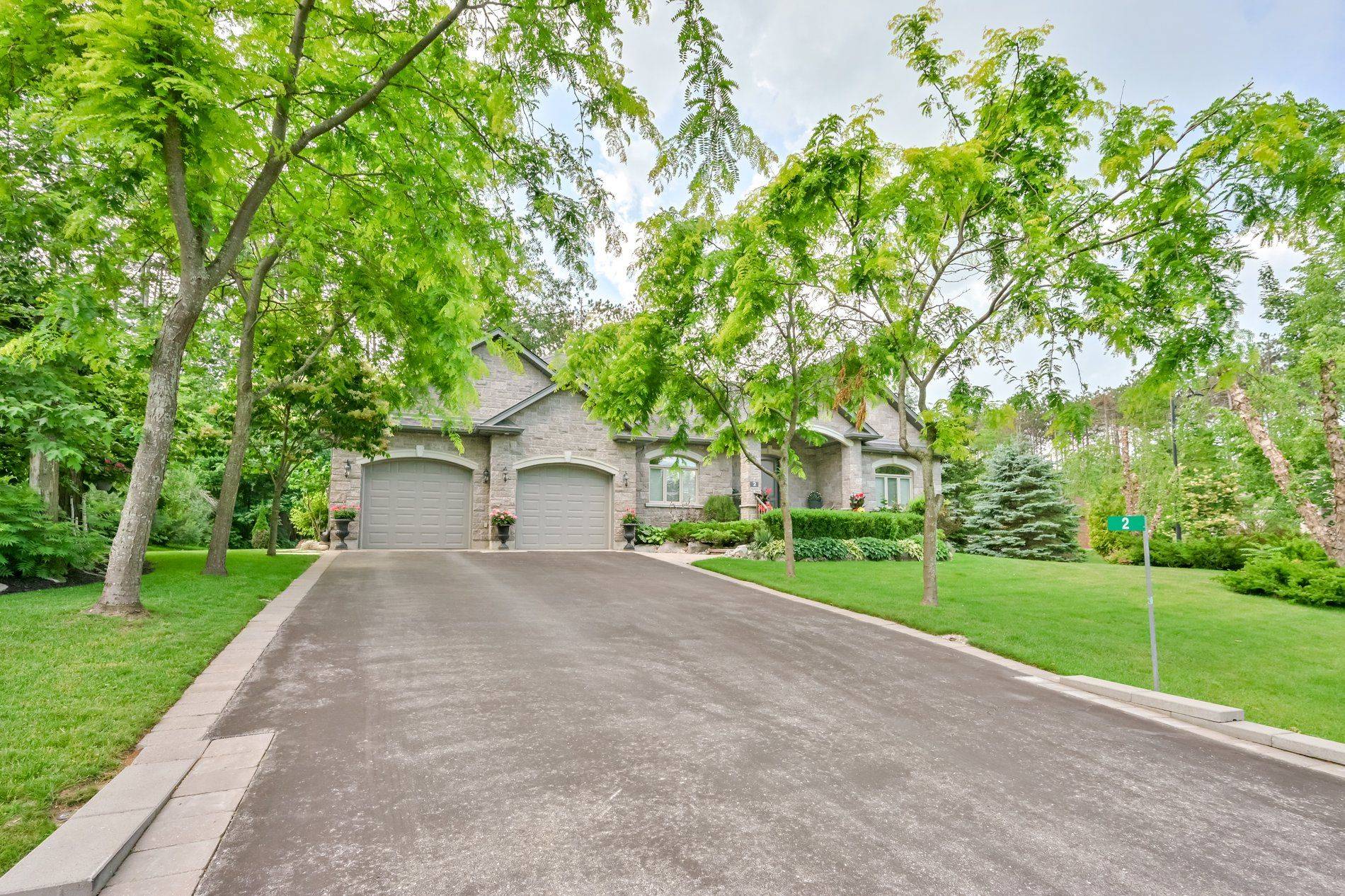 Springwater, ON L0L 1Y3,2 Hilltop CT