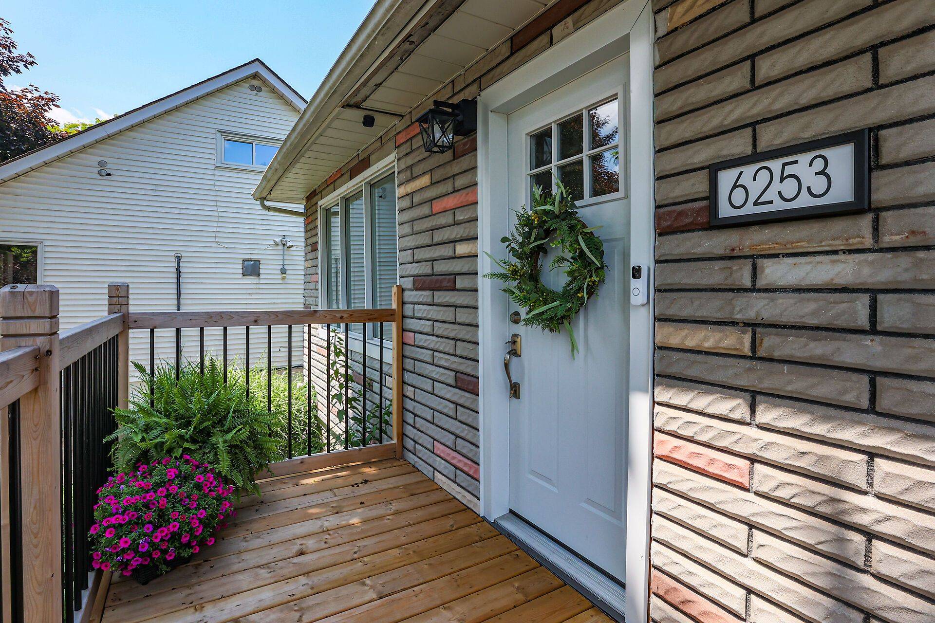 Niagara Falls, ON L2G 2X5,6253 Churchill ST
