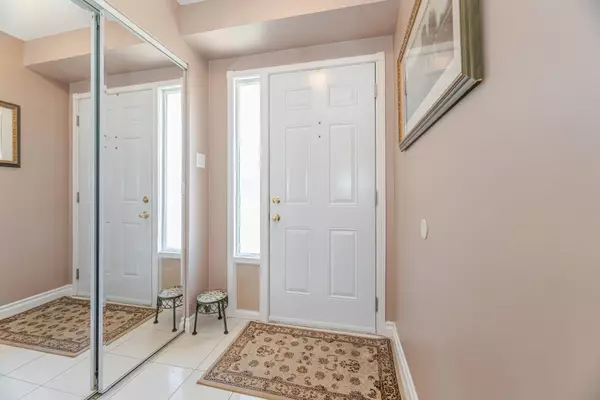 Pickering, ON L1W 3B7,580 Eyer DR #9