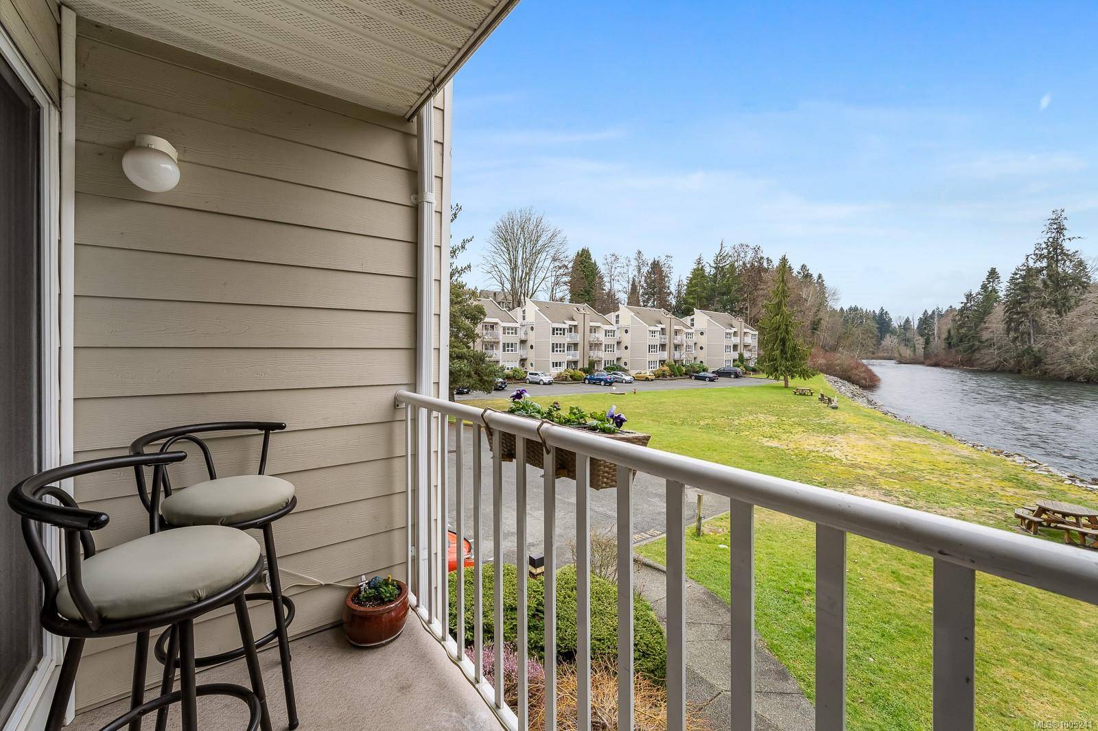 205 1st St #217, Courtenay, BC V9N 1A5