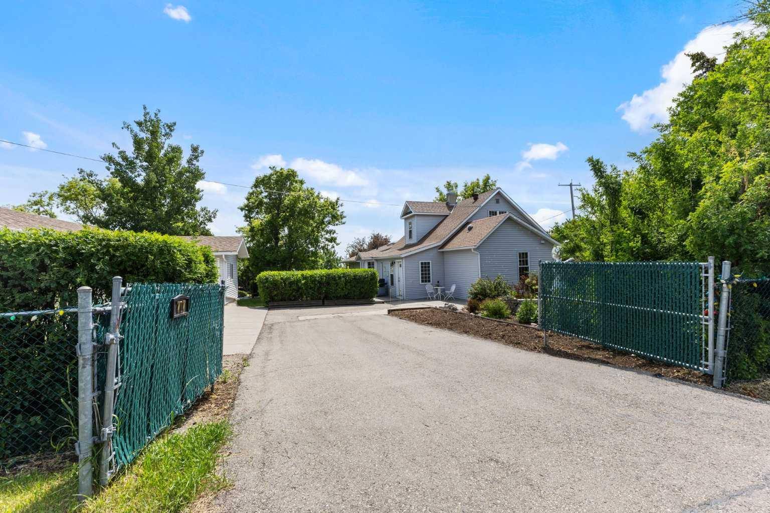 Standard, AB T0J 3G0,717 East Road