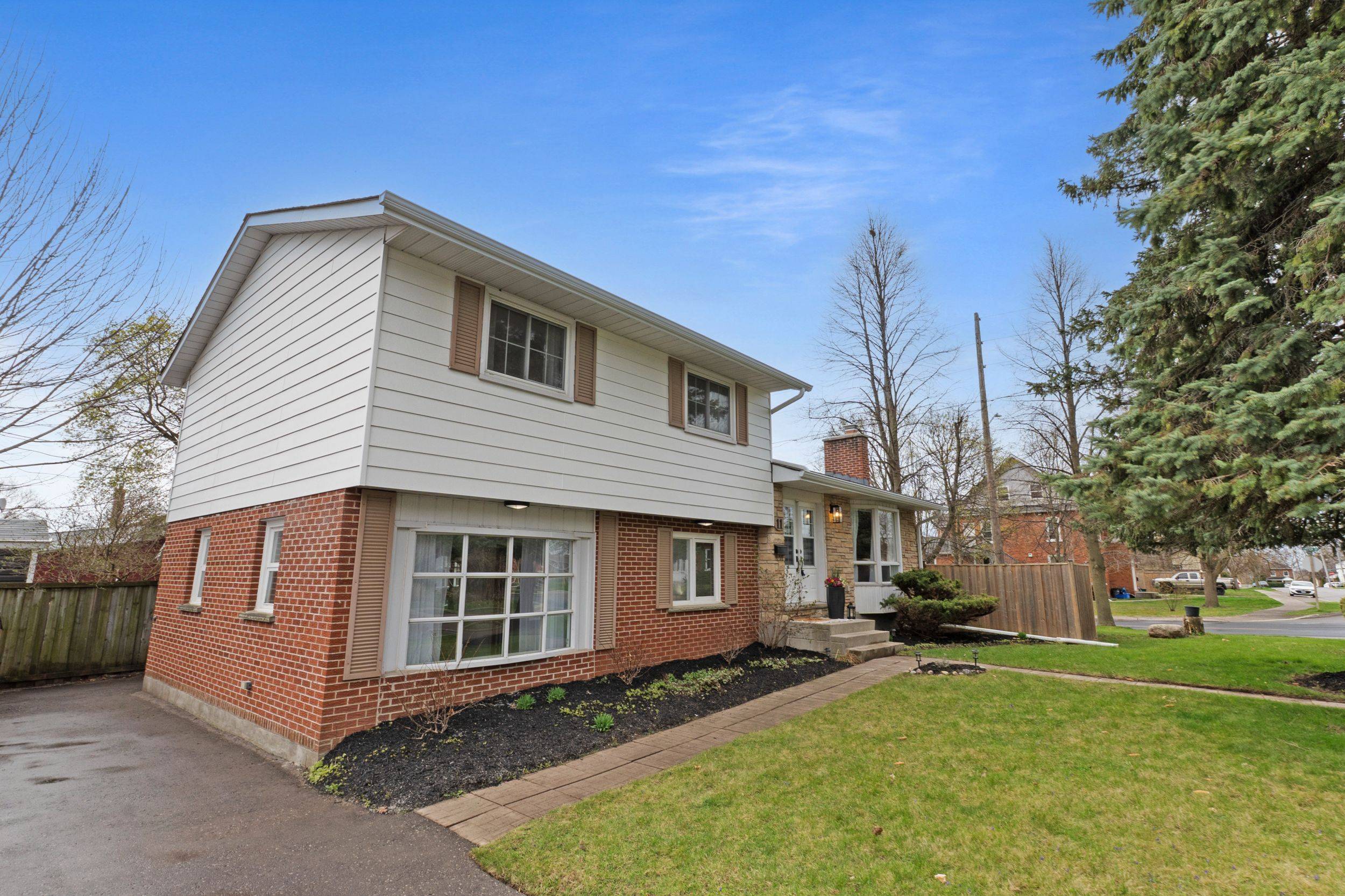 Clarington, ON L1C 2R9,11 Ontario ST