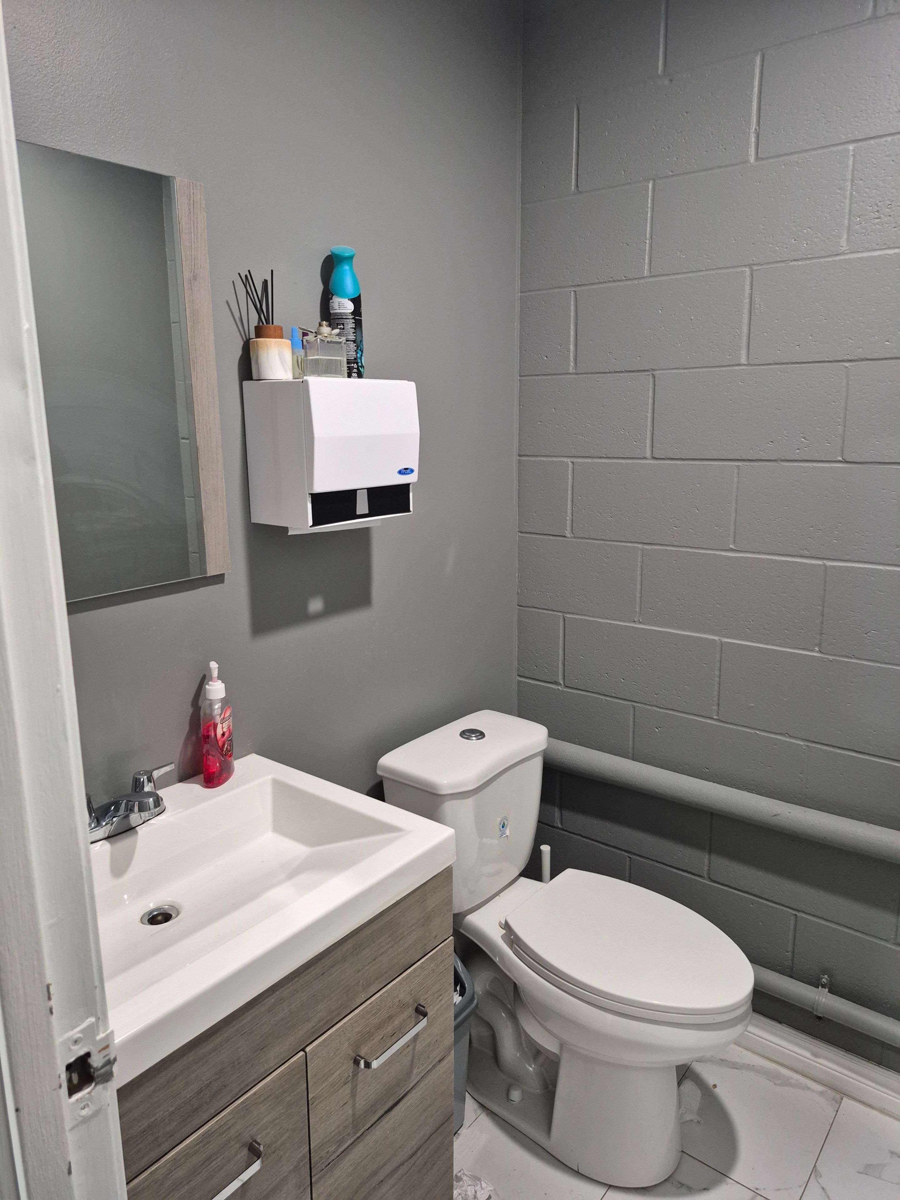 Vaughan, ON L4K 2Y2,3280 Steeles AVE W #8-10