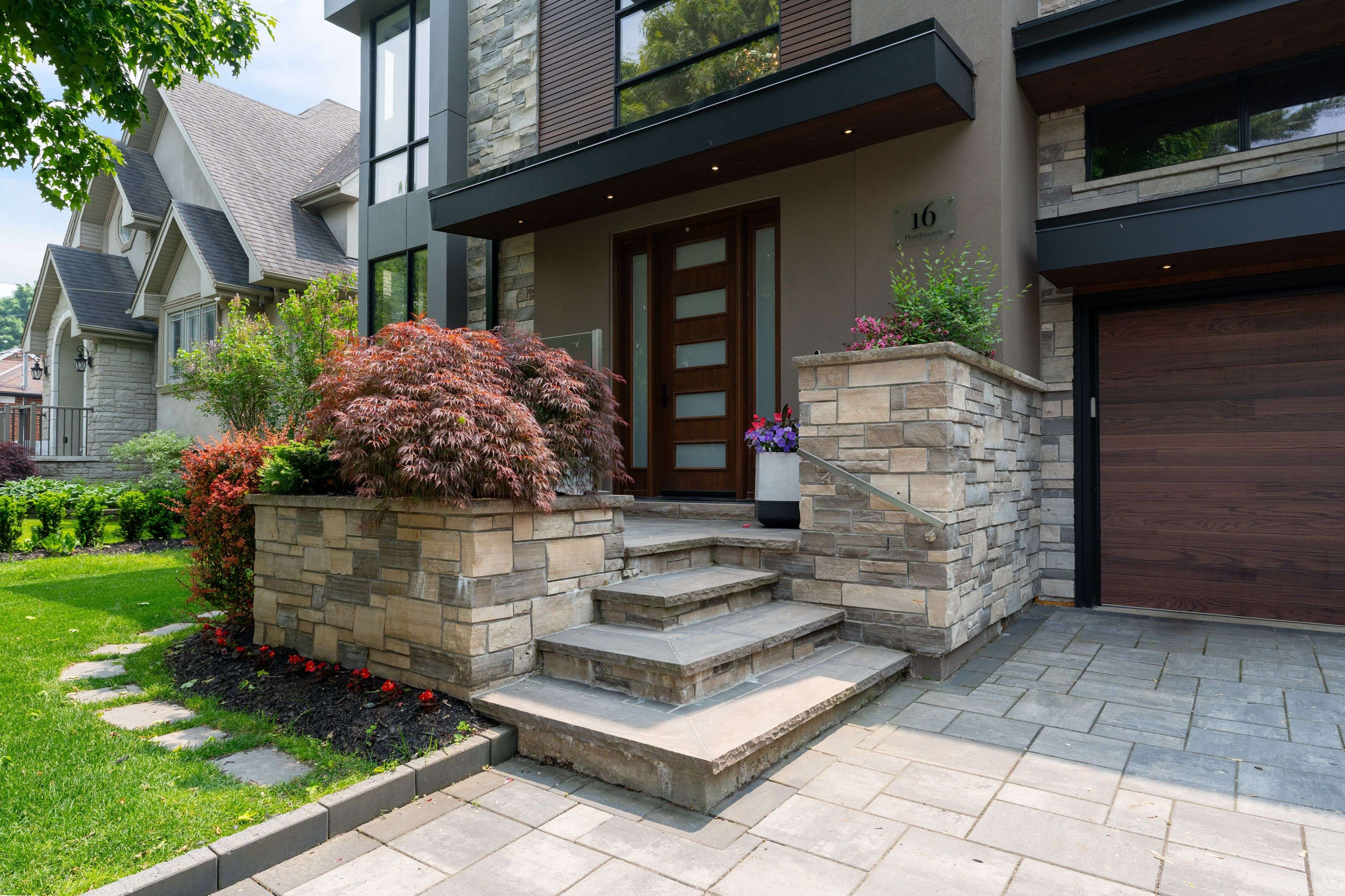 Mississauga, ON L5H 2R6,16 Maple AVE S