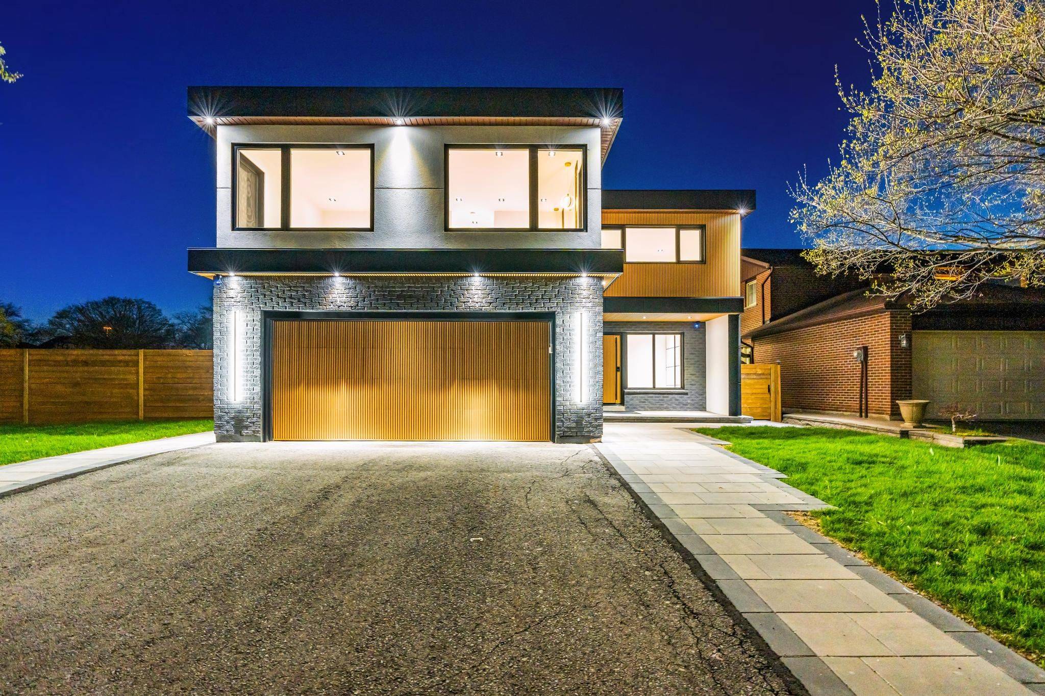 2893 Folkway DR, Mississauga, ON L5L 2H2