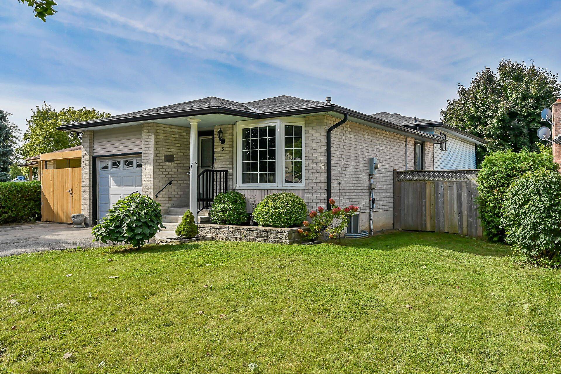 Hamilton, ON L8J 1Z5,5 Ridell CRES