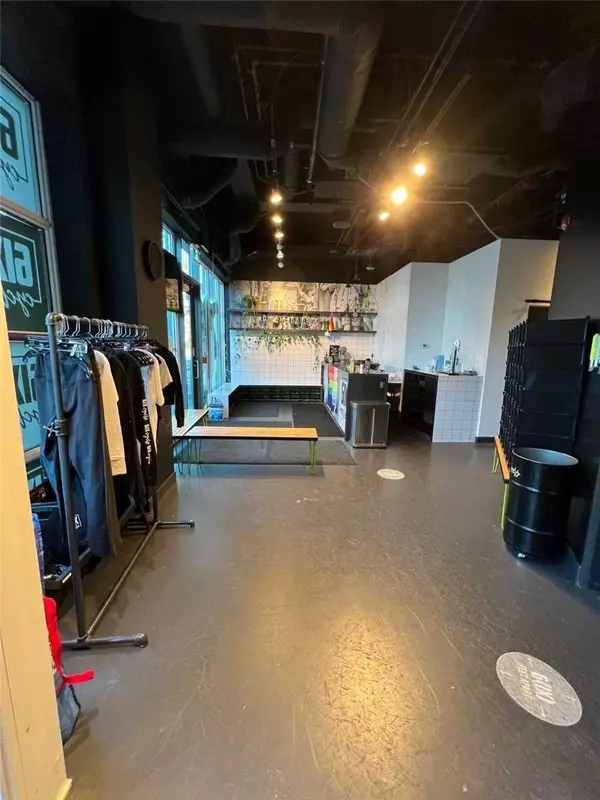 Toronto C01, ON M6J 1J4,1163 Queen ST W