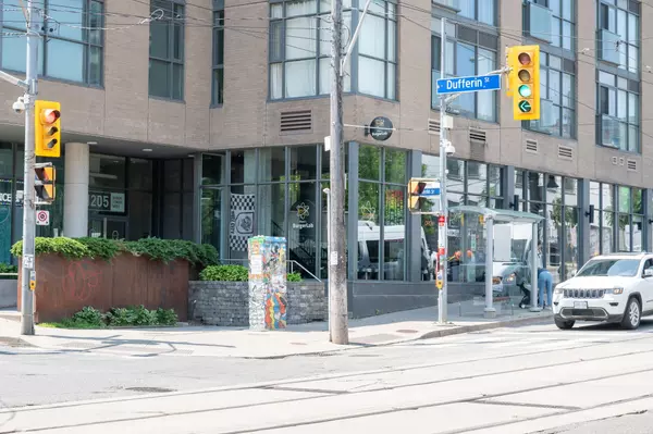 Toronto W01, ON M6K 0B9,1205 Queen ST W