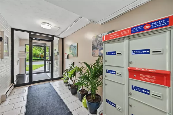 Hamilton, ON L8K 1X9,2373 King ST E #43
