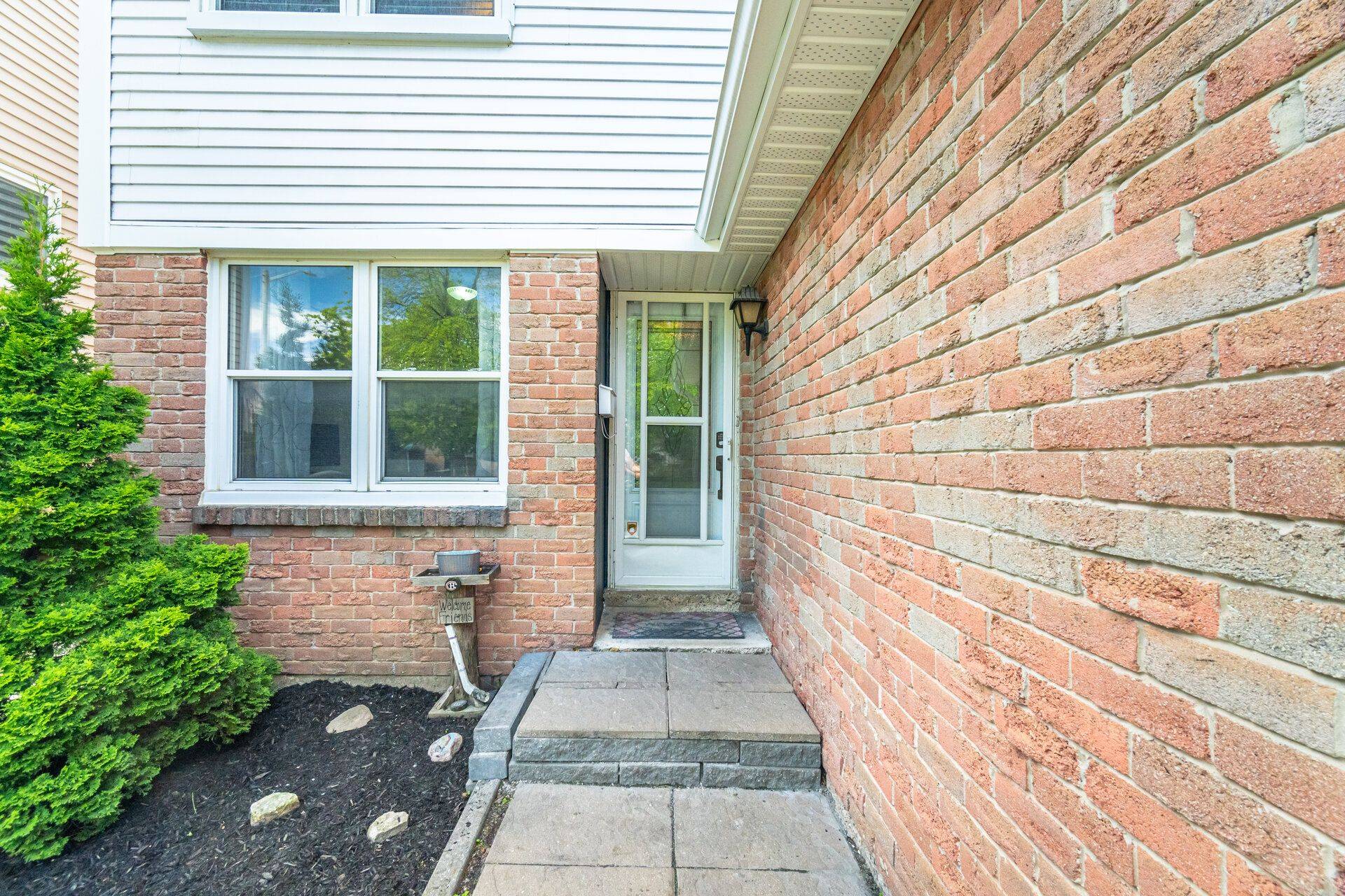 Brampton, ON L6S 3N2,76 Majestic CRES