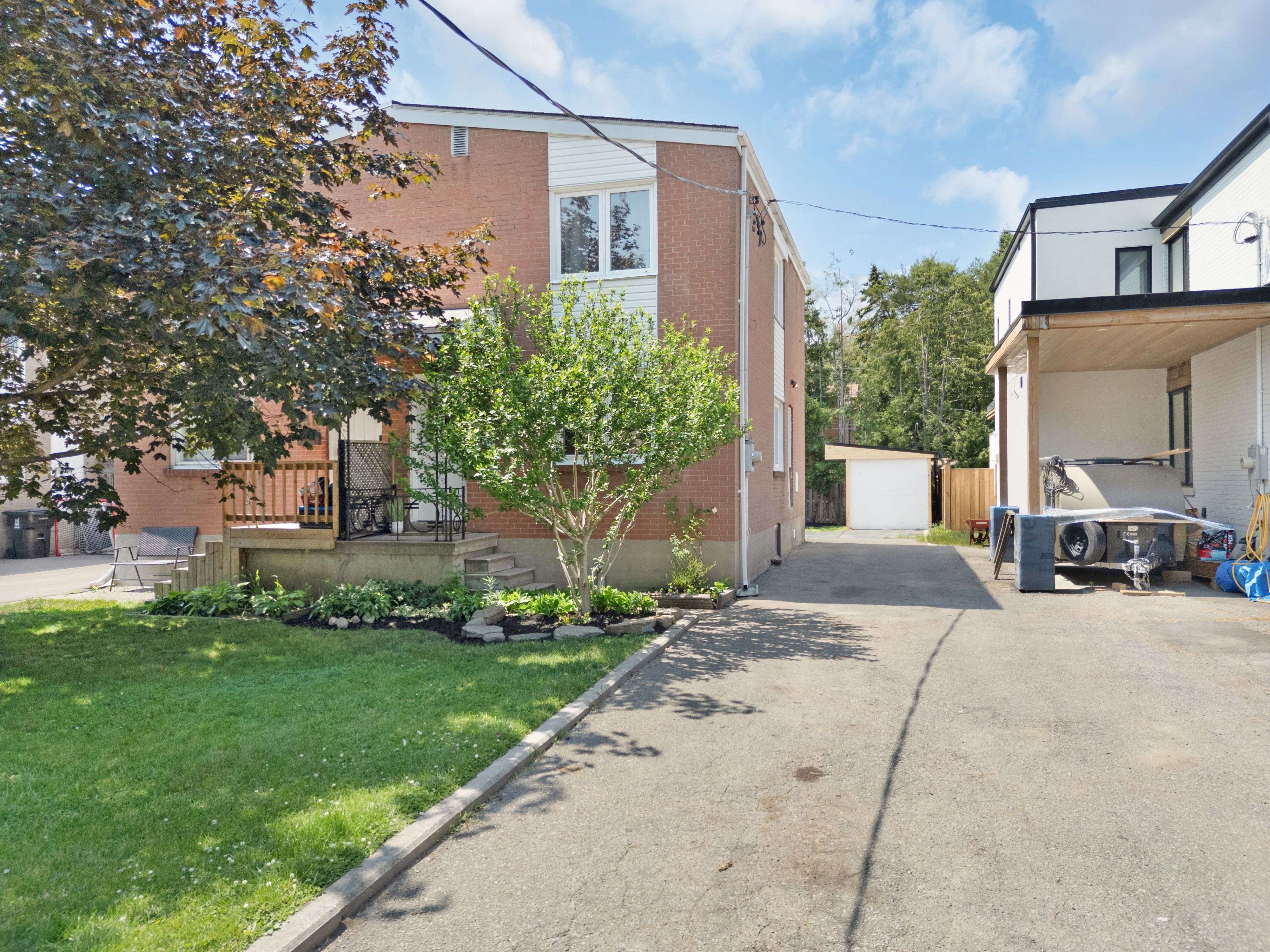 46 Van Stassen BLVD, Toronto W02, ON M6S 2N5