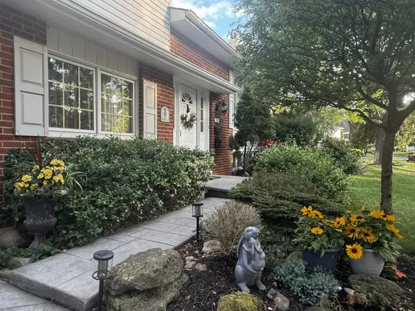 Oakville, ON L6L 3L3,228 Sunrise CRES
