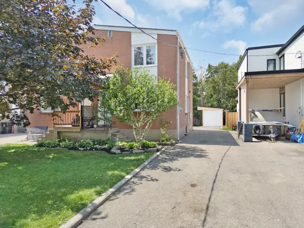 46 Van Stassen BLVD, Toronto W02, ON M6S 2N5