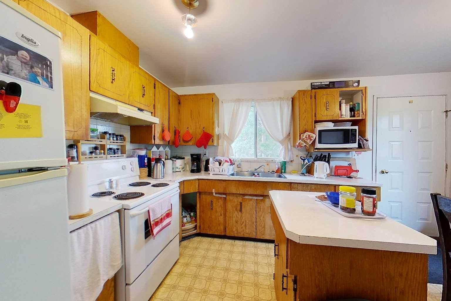 Slave Lake, AB T0G2A1,712 2 AVE NW