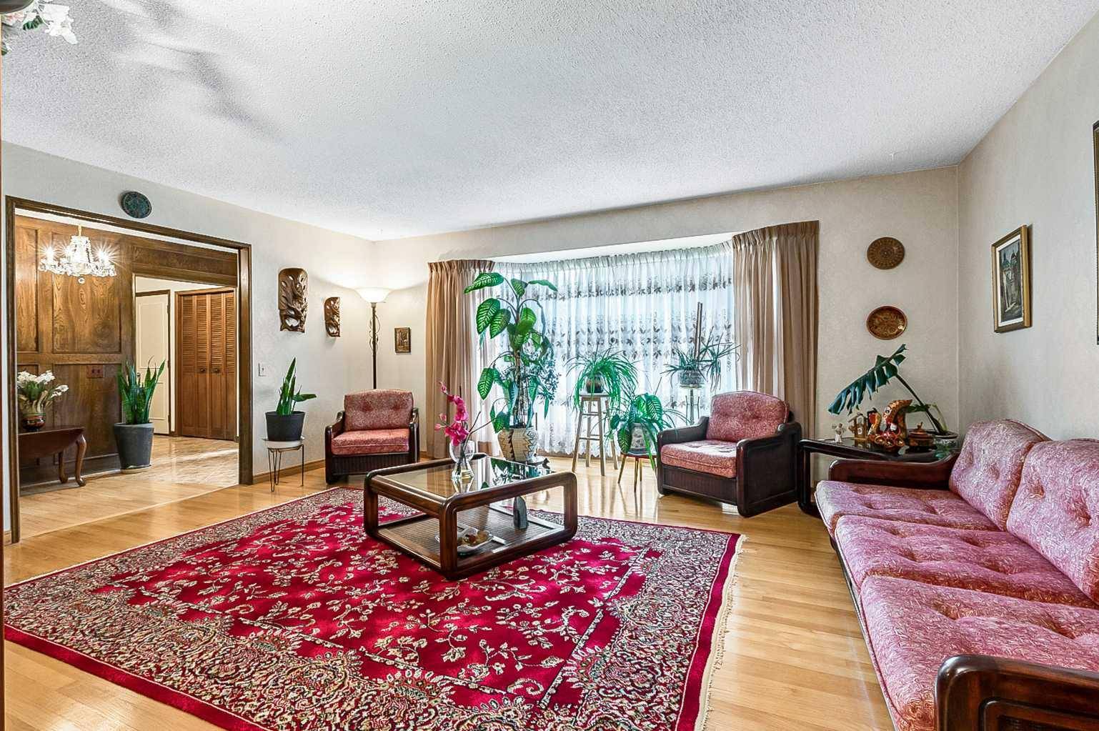 Calgary, AB T2V 4L5,224 Pump Hill CRES SW