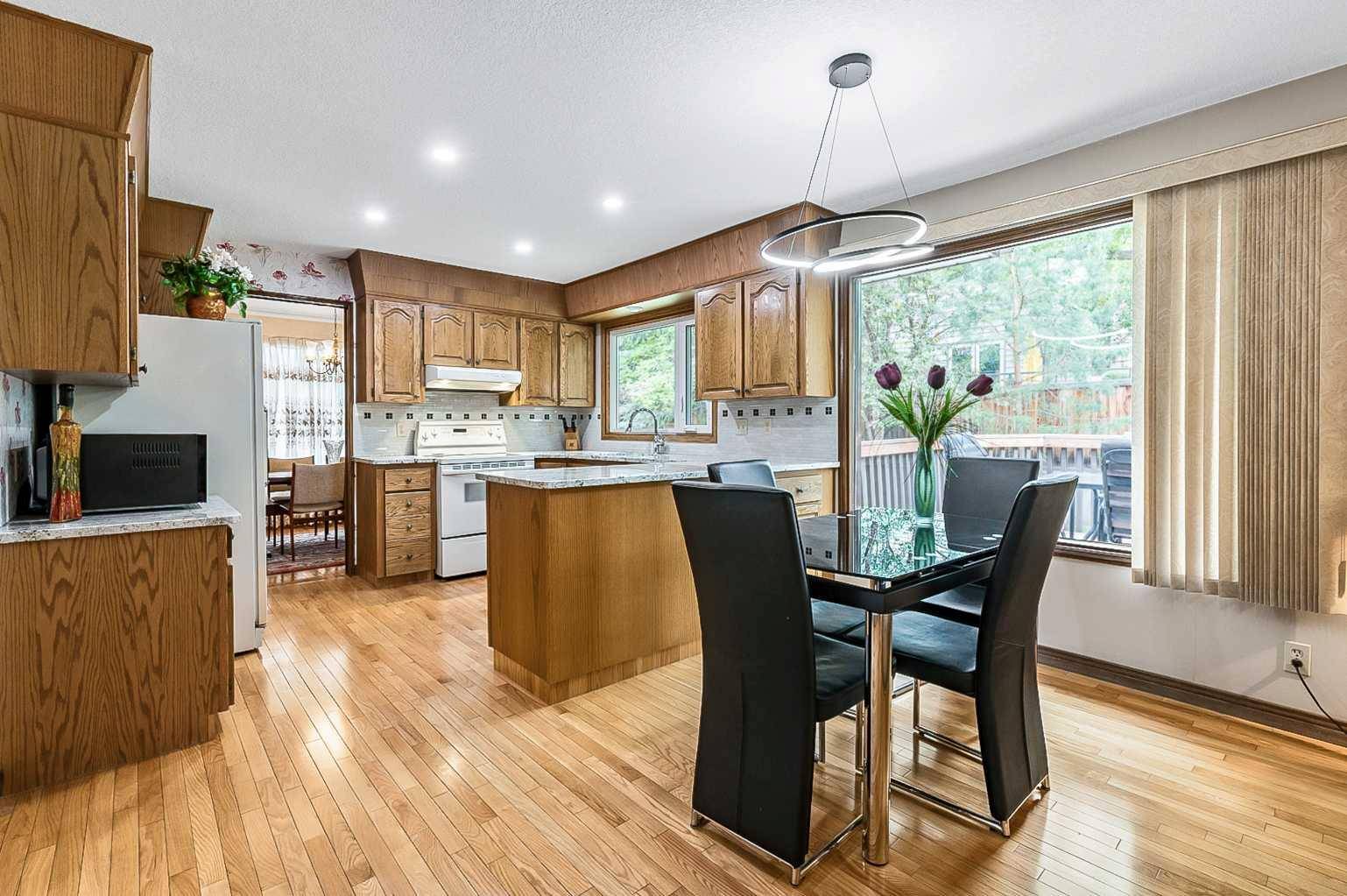Calgary, AB T2V 4L5,224 Pump Hill CRES SW